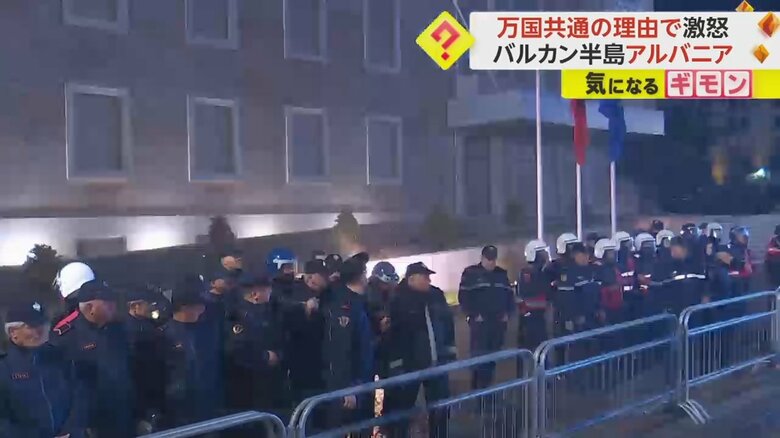 政府庁舎に投げ入れられたプラカードが爆発する瞬間(3)