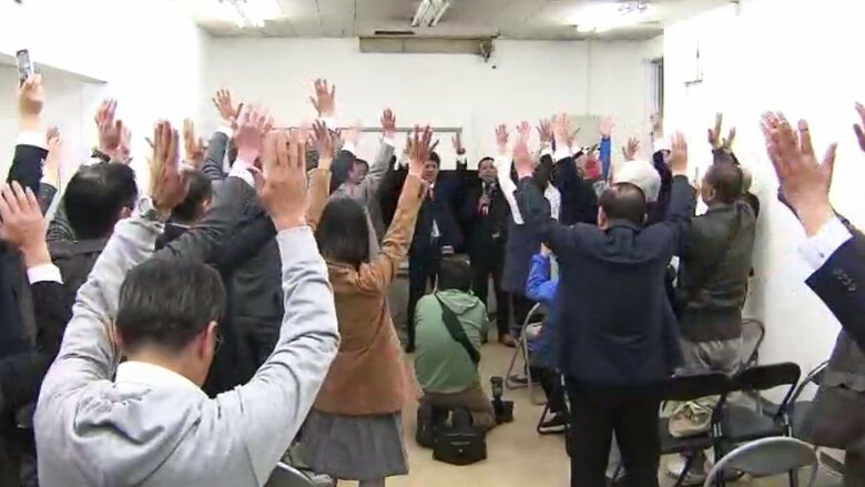 支援者とバンザイをする佐野英利氏