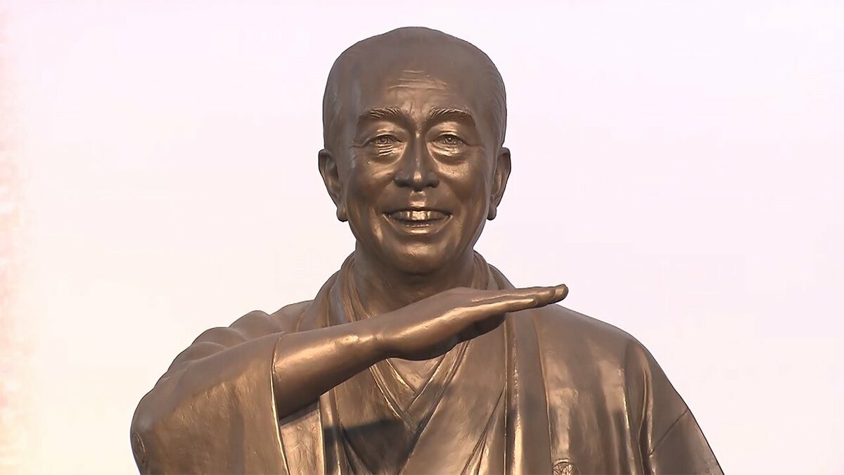 故 志村けんさん 銅像が完成 地元 東村山市で除幕式