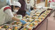  伊達巻、栗きんとん、数の子も　「おせち料理」の宅配　一人暮らしの高齢者など希望者に　「作ってくれた人の気持ちが伝わる」　ボランティア団体が75食を用意