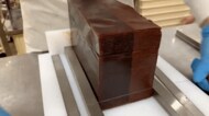 和菓子店の人気商品「スライスようかん」は1枚ずつ手作業でカット!?機械化しない理由を女将に聞いた