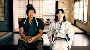 “国宝級イケメン” VS “笑わない男” “塩対応”に“変顔返し”