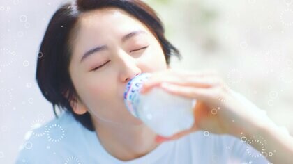 長澤まさみ　爽やかな白Tシャツで豪快な飲みっぷり　心地いい時間は「友達とおしゃべりしているとき」