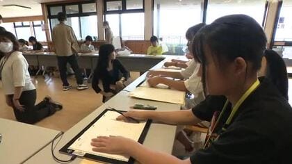 小学生がアニメ制作に挑戦　南砺市のアニメ制作会社が夏休みの教室を開催　作画を動画に仕上げる