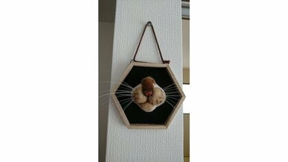  飼いネコの口元を羊毛フェルトで再現し「髭山」に…抜けたヒゲの飾り方がナイスアイデア
