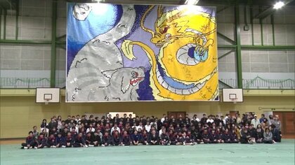 使われた折り紙は3万枚以上！　名物「巨大絵」4年ぶり一般公開　“龍と虎” に込められた高校生の願い【山形発】