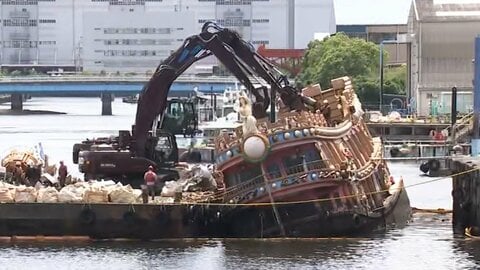 川崎市の“座礁した海賊船”…強制撤去開始から一夜　マスト部分なくなり解体進む　「ゆっくり休んで」別れ告げる人も