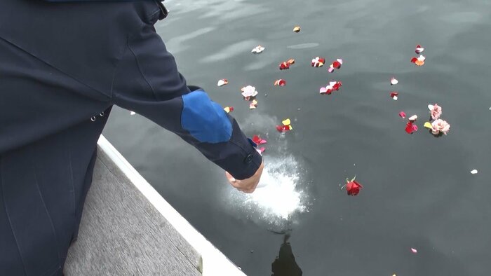 体験クルーズのため、遺骨に見立てた塩と小麦粉を撒く