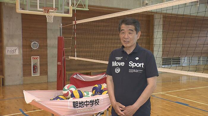 週に2、3回バレー部を指導する 西照幸さん