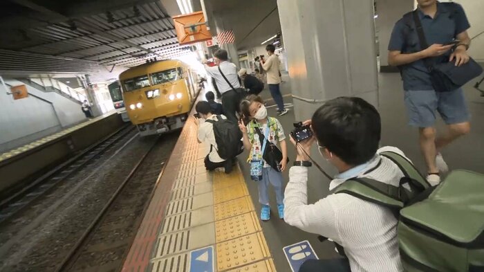 「117系」を撮影する鉄道ファンたち