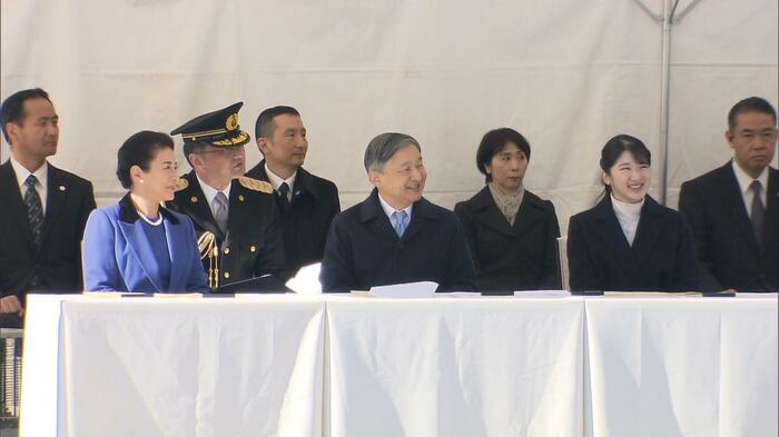 皇宮護衛官の行進を見守られる天皇ご一家