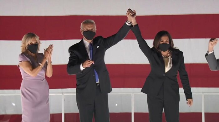 演説後、バイデン氏は副大統領候補のハリス氏と手を取り合い、大統領選での勝利を誓った