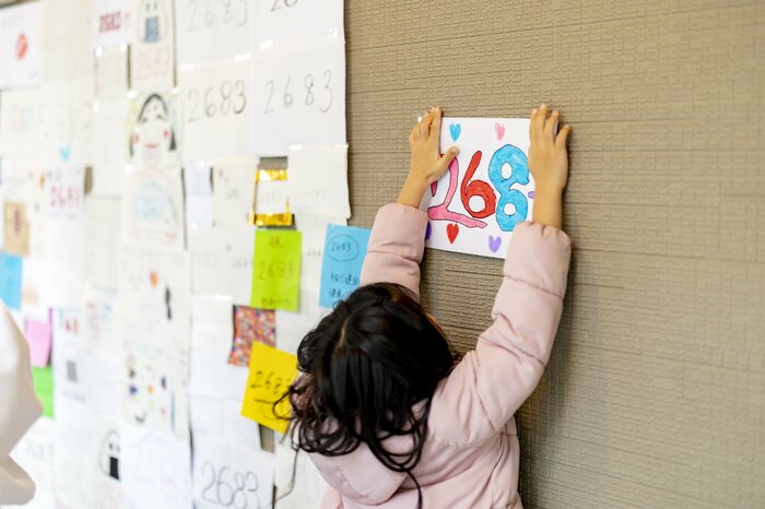 昨年の様子。日本の年齢を書いた紙がたくさん寄せられた