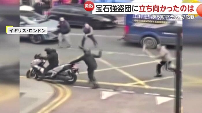 逃げる強盗団と追いかける市民たち（IHA）