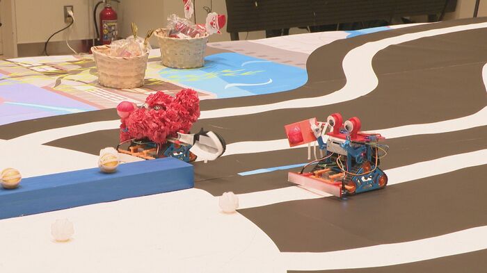 ふみふみブラザーズのカニロボ（右）