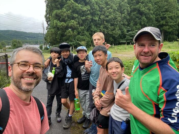 クリス氏(左)「どうやったら子どもたちのウエルビーイングを生み出すことができるのかを研究してきました」