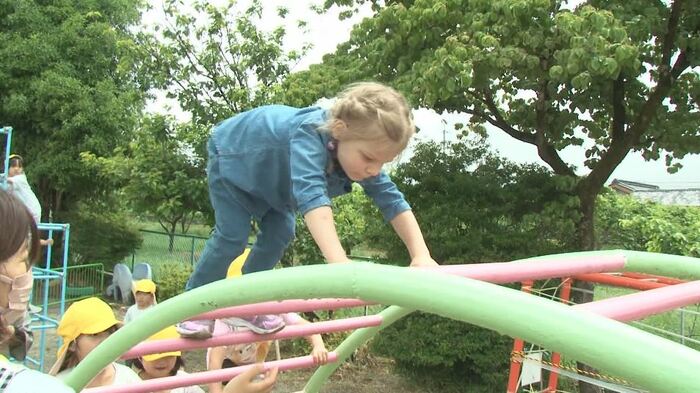 日本の園児と一緒に元気に遊ぶ