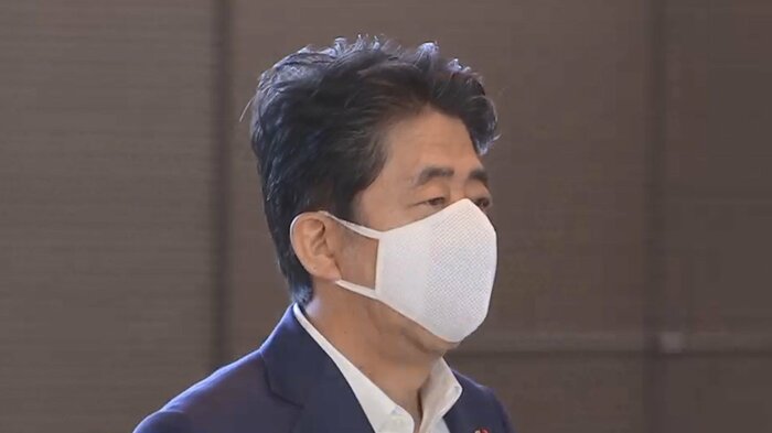 19日13時すぎ、官邸に現れた安倍首相
