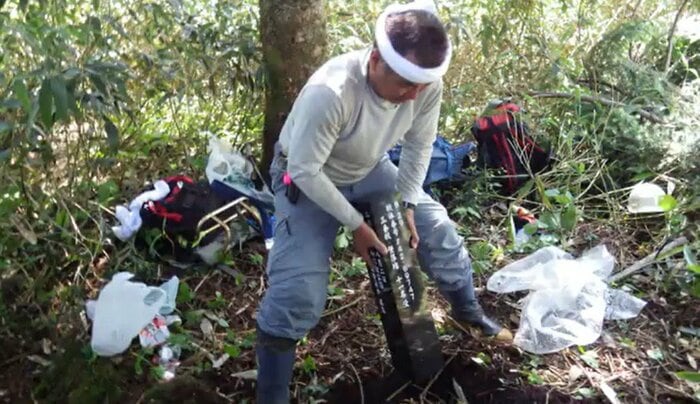 石碑を建てた当時の様子（志村正光さん提供）