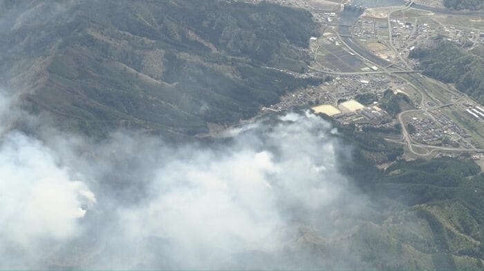 岩手・大槌町の山林火災現場上空の映像（26日午前）