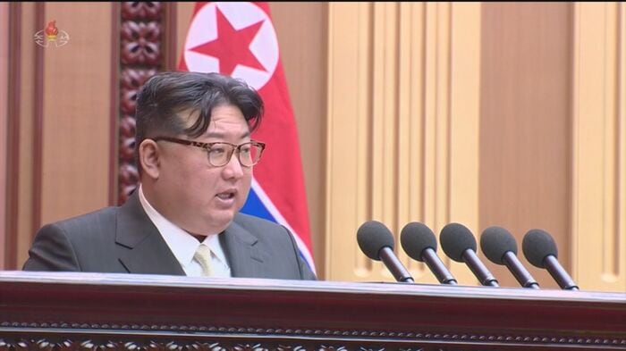 北朝鮮・最高人民会議第14期第10次会議で演説する金正恩総書記。(朝鮮中央通信・2024年1月15日)