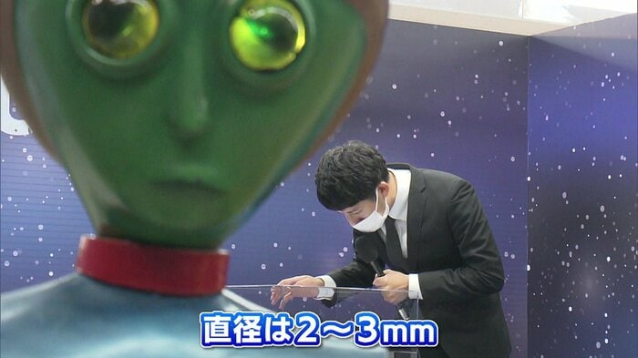 「UFOの破片」を観察する、福島テレビ・矢崎佑太郎アナウンサー