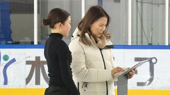 表情練習で演技の確認をする濱田コーチと千葉