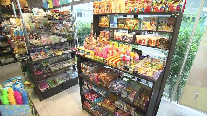 社屋で駄菓子の直売も