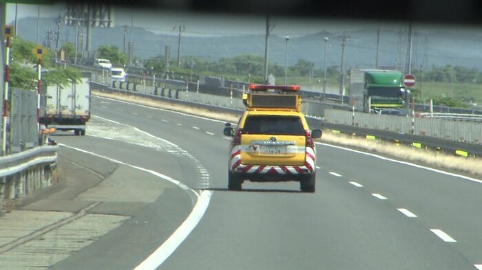 道路に異常がないか目を走らせる