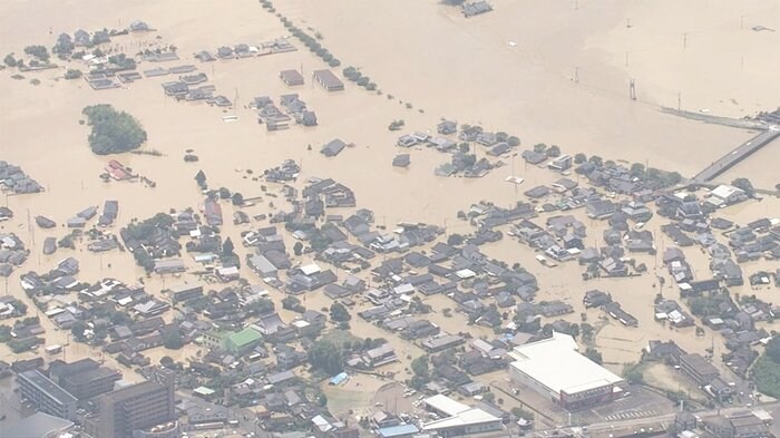 熊本豪雨で球磨川が氾濫 斜めの車 屋根まで水が...