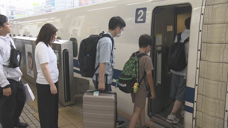 伊勢湾岸道や東名等で渋滞…お盆休み3日目 東海道新幹線のホームは朝から混雑 のぞみは17日まで全て指定席｜FNNプライムオンライン