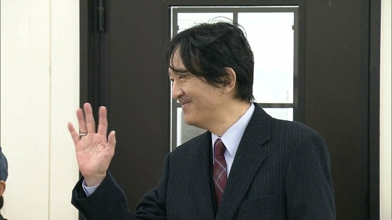 “足”を振るインコに笑顔で手を振り返し…秋篠宮さまが10年ぶりに日本平動物園をご訪問　バードショーのトレーニングの様子やゾウの骨格標本をご覧に｜FNNプライムオンライン