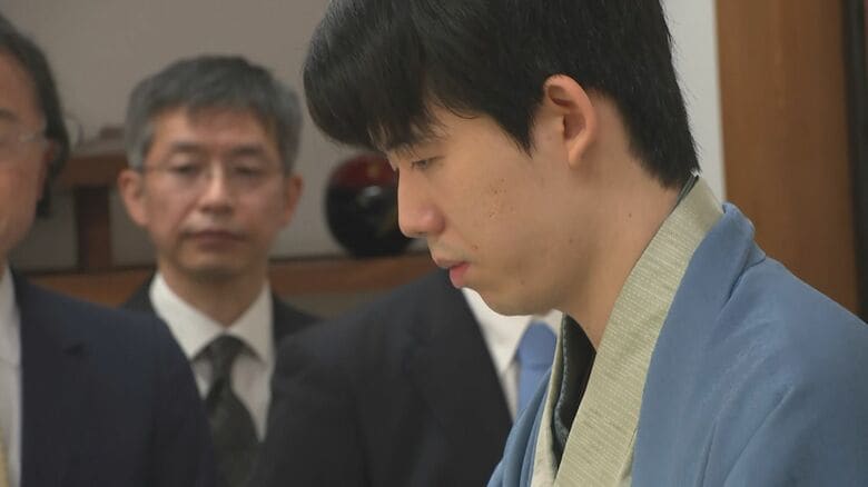 藤井七冠が勝てば3連覇…名人戦第4局 千日手を受けた指し直し局進む 形勢はほぼ互角で18日夜にも決着の見通し｜FNNプライムオンライン