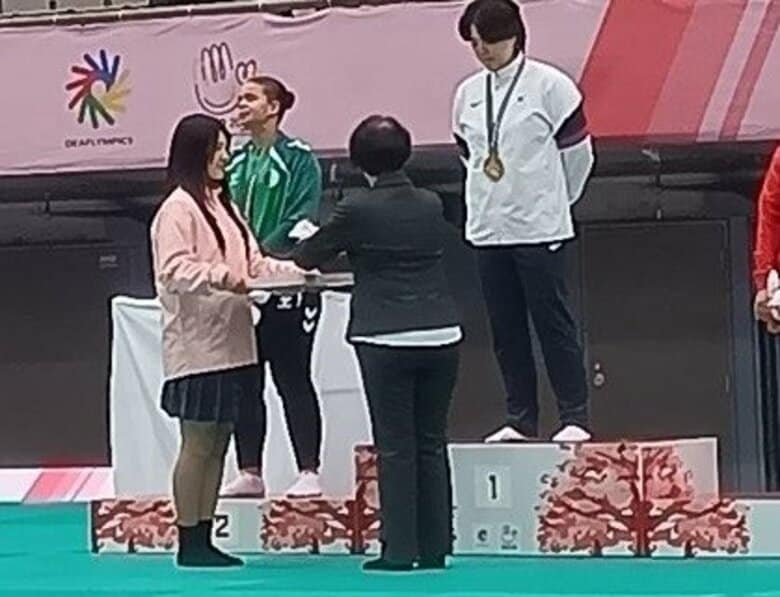 ろう学校生徒たちが「トレイベアラー」で大会参加　選手入場時にハイタッチ、エスコートも　様々な役割でデフリンピック運営に参画｜FNNプライムオンライン