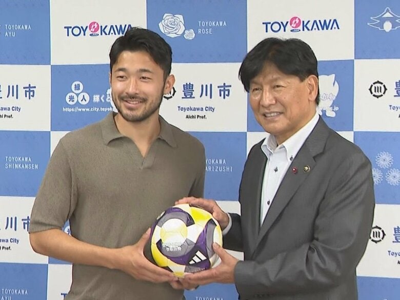 豊川から世界へ…サッカー・プレミアリーグで活躍する菅原由勢がボール240個を市に寄贈 市内の全小学校へ｜FNNプライムオンライン