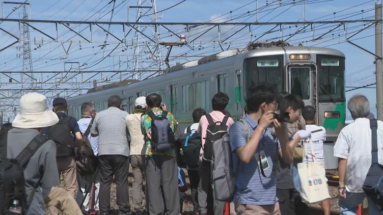 鉄道ファン等100人超集結…愛知万博20周年記念で“モリコロ”の復刻デザイン車両の撮影会 愛知環状鉄道｜FNNプライムオンライン