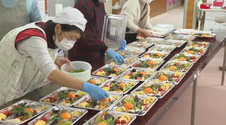 伊達巻、栗きんとん、数の子も　「おせち料理」の宅配　一人暮らしの高齢者など希望者に　「作ってくれた人の気持ちが伝わる」　ボランティア団体が75食を用意｜FNNプライムオンライン