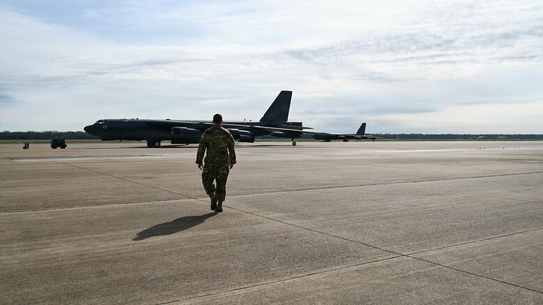 イラン戦争に忙殺されている米空軍の戦略空軍基地に“謎のドローン編隊”が侵入　誰が何のために？｜FNNプライムオンライン