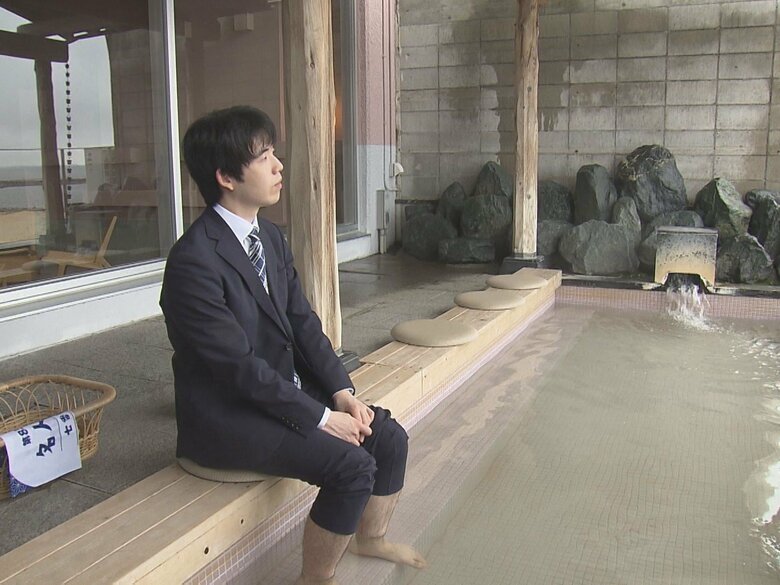藤井七冠が足湯を堪能「ちょうどいいです」名人戦でタイトル3連覇を達成し“幻の第6局”の地・蒲郡市を訪問｜FNNプライムオンライン