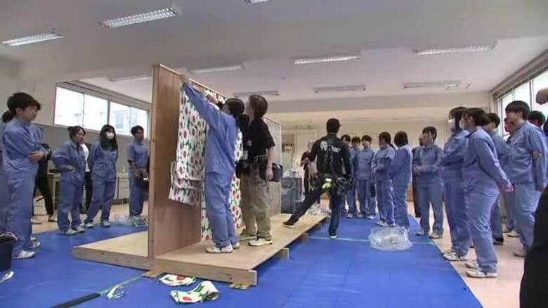 インテリア業界の仕事学ぶ出前授業　壁紙貼る作業を体験　岩手県盛岡市｜FNNプライムオンライン