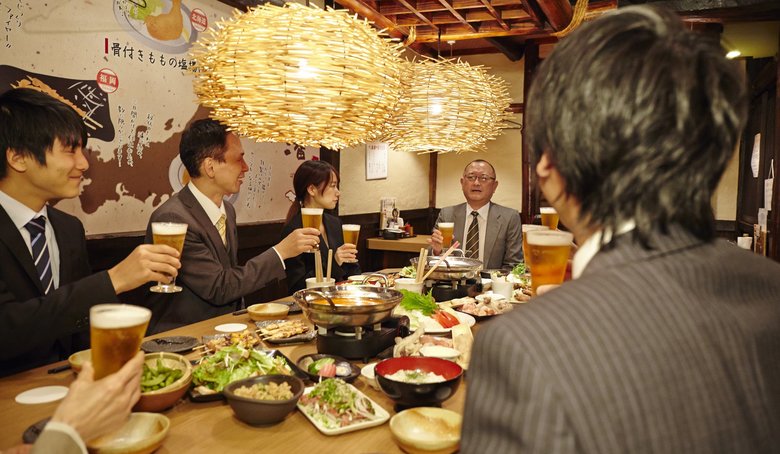会食でのクラスターは現在も発生している(画像はイメージ)