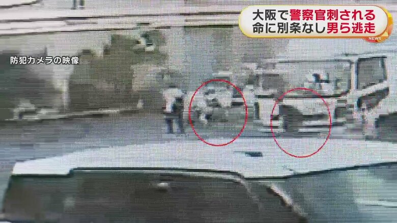 左側の男が反対側に向きを変えた。いったん画面右に消えた、右側の濃い色の服をきた男が、走って戻ってきた