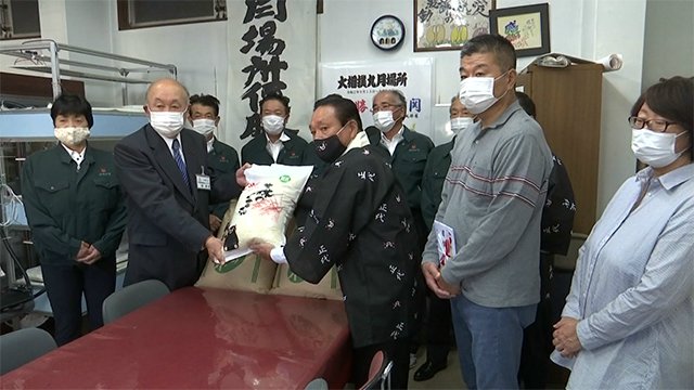 正代関にお祝いの新米600キロ贈呈【熊本】