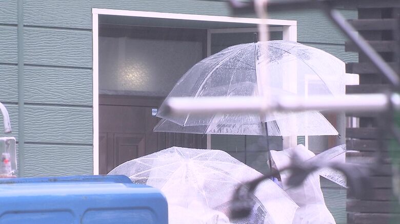 現場検証で新琴似の住宅に訪れた捜査員