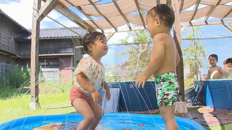 みつけの保育園で水遊びをする透河くん（右）