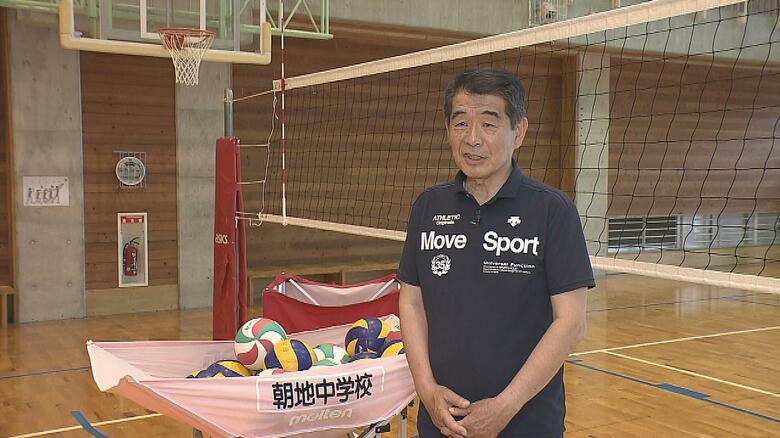 週に2、3回バレー部を指導する　西照幸さん