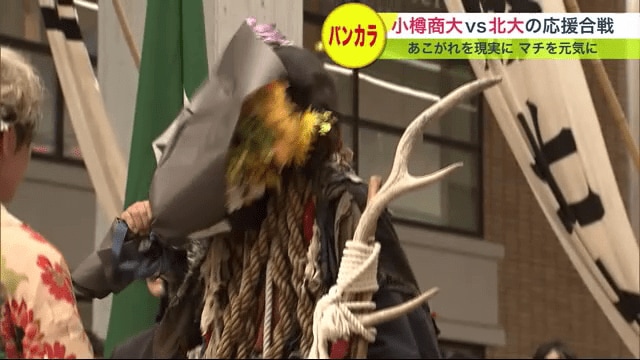 花束に食らいつく様子