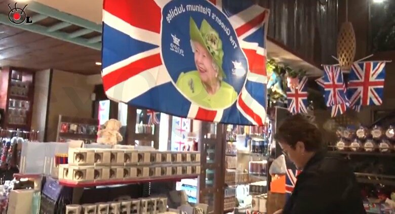 ロンドン市内の土産品店　様々な女王グッズが並ぶ