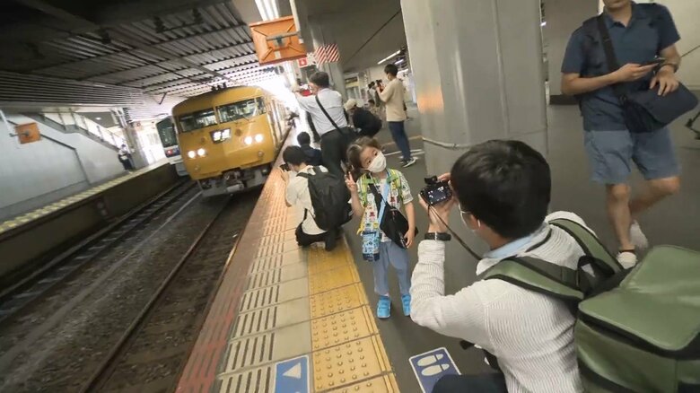 「117系」を撮影する鉄道ファンたち