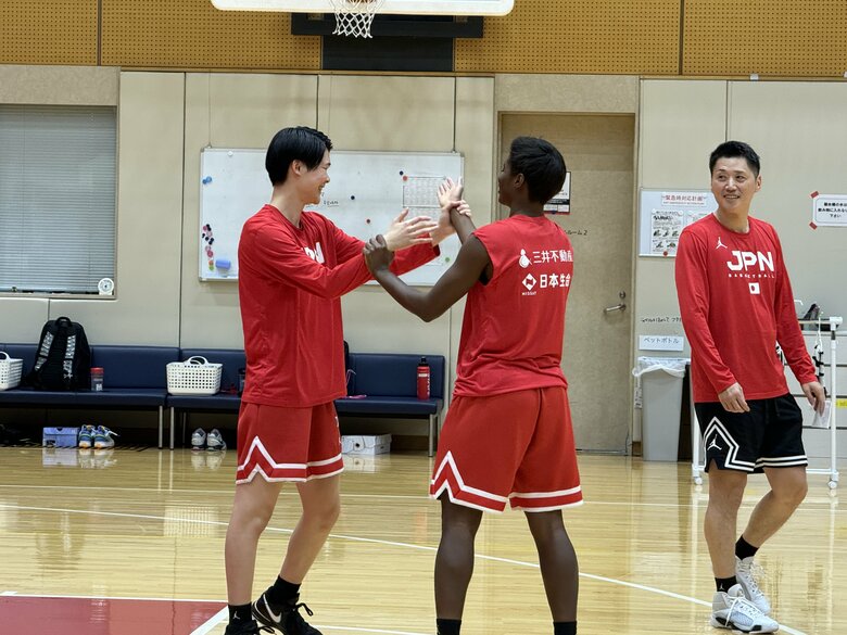 赤穂ひまわり選手（左）と馬瓜エブリン選手（中央）、恩塚亨監督（右）